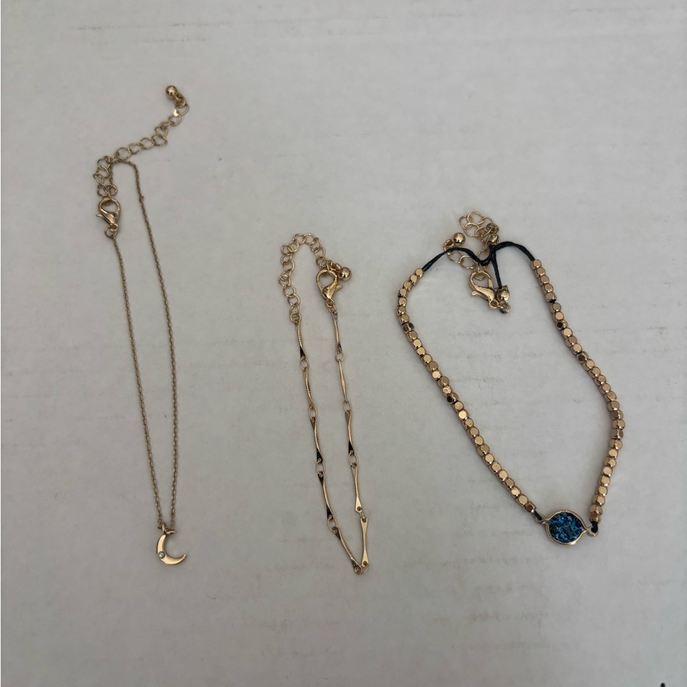 Lot of 5 Elegant Gold Toned Women's Bracelets - Picture 3 of 4